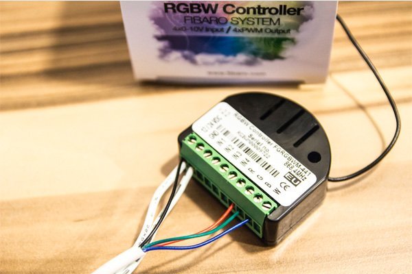 Умное реле Fibaro RGBW Controller, Z-Wave (FGRGBWM-441)